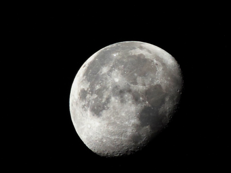 Eclipse lunar e cometa podem ser vistos no céu na sexta-feira