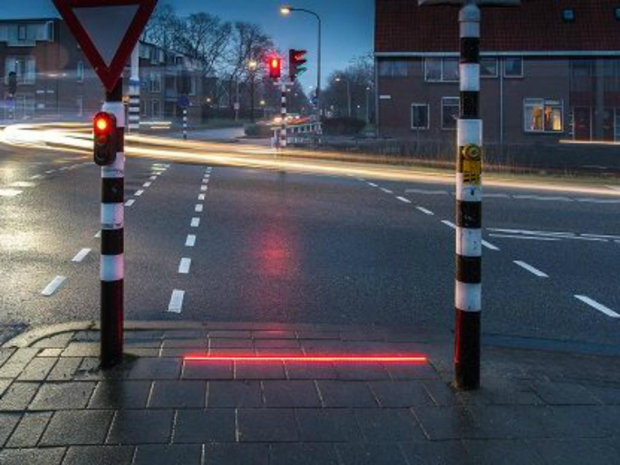 Por vício em celular, Holanda muda semáforo de pedestres