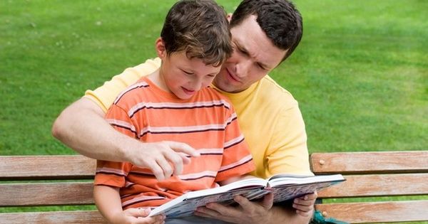 Ler com os pais ajuda no desempenho escolar das crianças