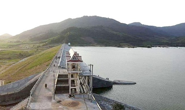 Bêbados abrem reservatório e alagam duas cidades