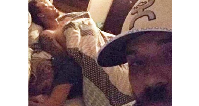 Homem viraliza após flagrar namorada dormindo com outro e tirar selfie
