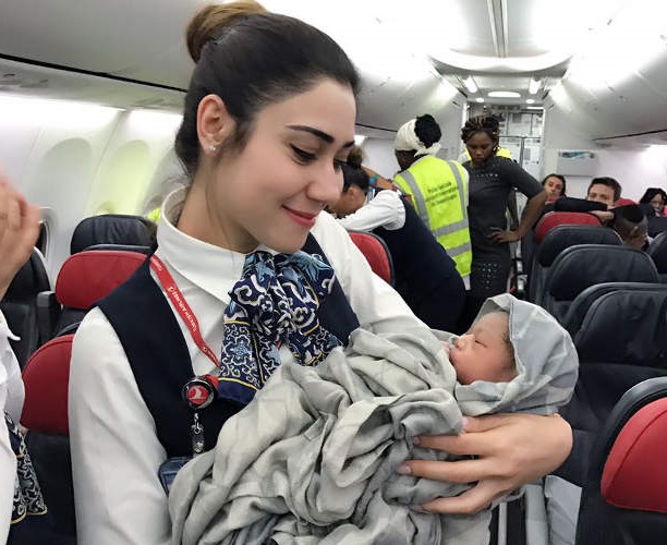 Mulher dá à luz em voo e tripulação ajuda no parto
