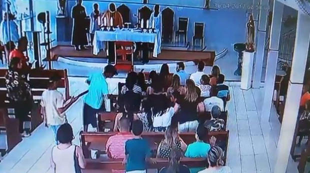 Bandidos fazem arrastão em igreja durante a missa