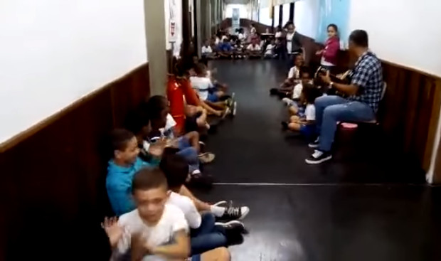 Professor acalma crianças com música durante tiroteio e viraliza