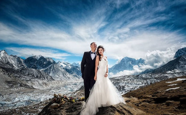 Noivos escalam e se casam no alto do Monte Everest