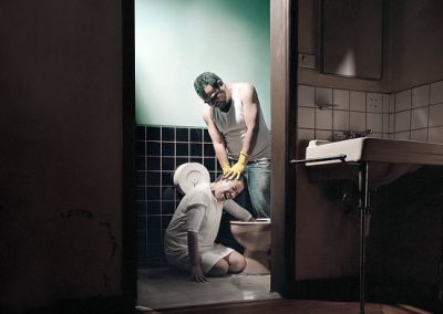 Ensaio fotográfico recria ambiente das clínicas de “cura gay”