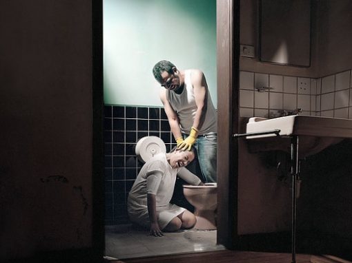 Ensaio fotográfico recria ambiente das clínicas de “cura gay”
