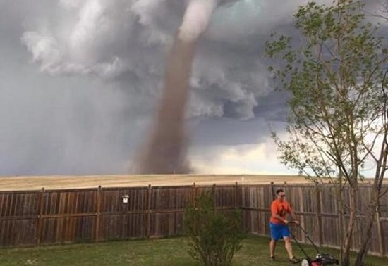 “Homem mais calmo do mundo” é flagrado cortando grama durante tornado
