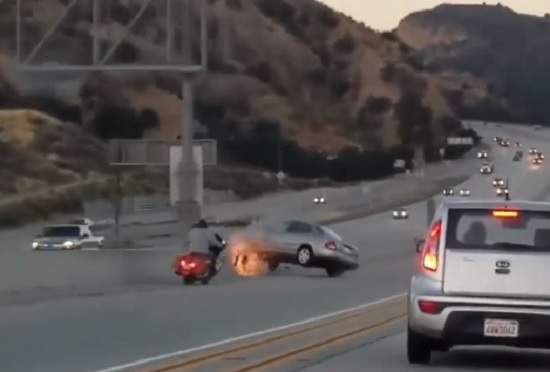 Motociclista tenta chutar carro a 100 km/h e gera acidente impressionante