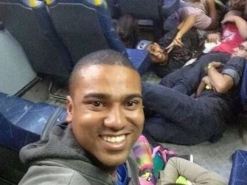 Em meio a tiroteio, jovens posam para selfie