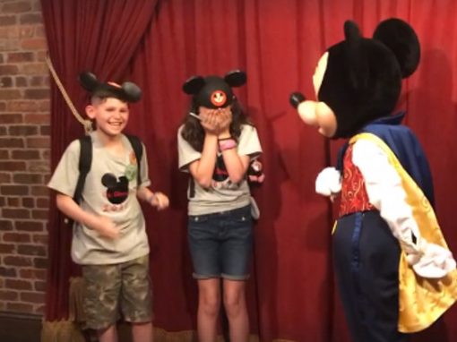 Em passeio na Disney, crianças recebem do Mickey a notícia de que serão adotadas
