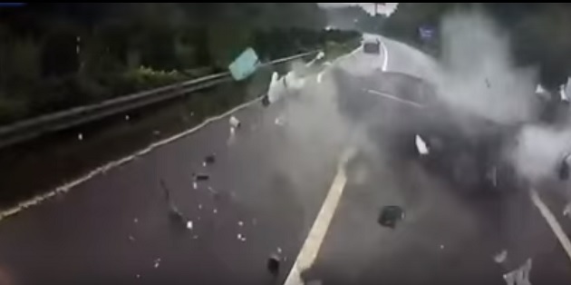 Em acidente na estrada, homem é arremessado pelo para-brisa e sobrevive