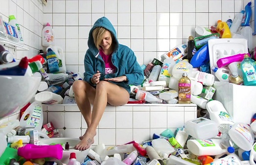 Fotógrafo acumula 4 anos de lixo para conscientizar pessoas com ensaio