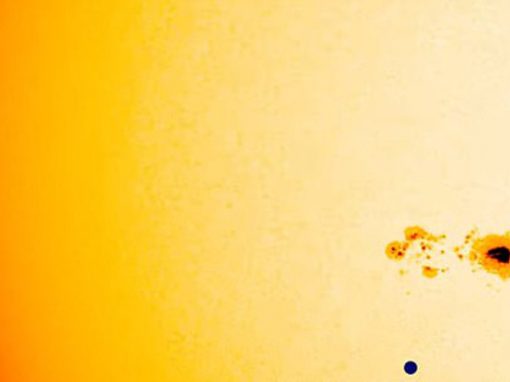 Mancha gigante encontrada no Sol pode causar blecaute na Terra, diz NASA