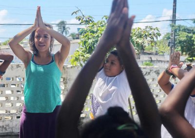 Yoga muda cotidiano de alunos da comunidade do V8, em Olinda