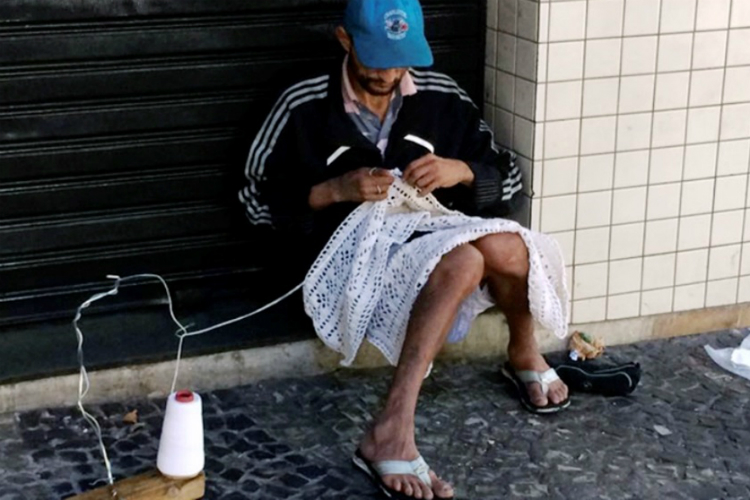 Morador de rua improvisa agulha e sobrevive de tricô