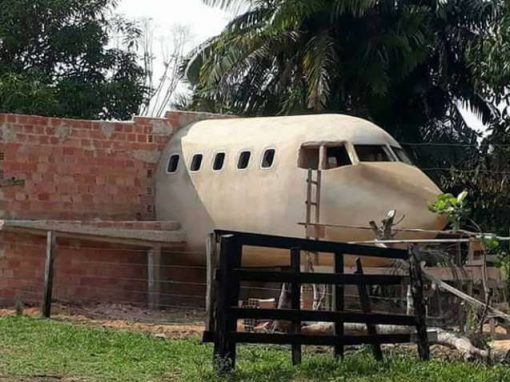 Homem realiza sonho de construir casa-avião
