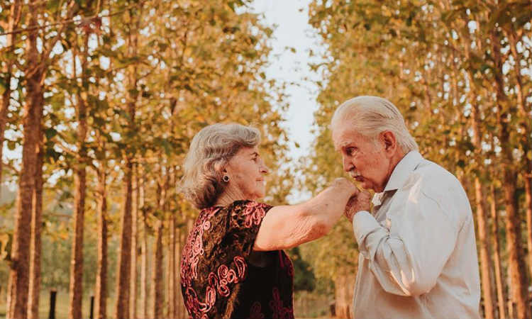 Ensaio de idosos casados há 60 anos emociona a web