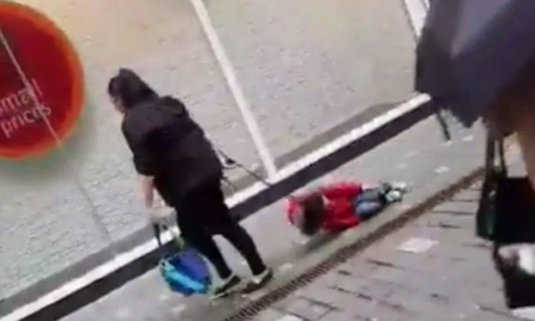 Mãe de menino autista se defende após vídeo dela arrastando filho viralizar