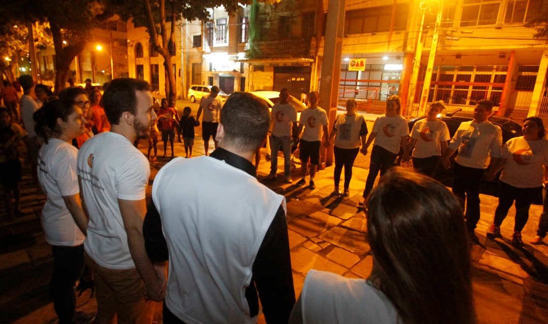 Voluntários promovem mudança de vida de moradores de rua ao matar fome de comida e de carinho