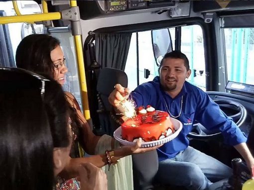Em ônibus, passageiros fazem primeira festa de aniversário de motorista