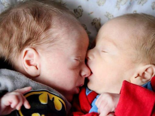 Em gravidez de risco, gêmeos se salvam de morte por ficarem abraçados