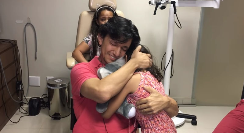 Pai se emociona ao escutar voz da filha após 33 anos sem audição