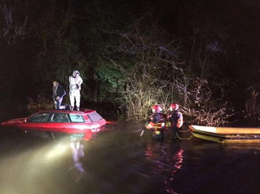 Seguindo GPS, motorista cai em lago e precisa ser salvo por bombeiros