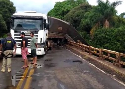 Ao parar para tirar fotos de acidente, motoristas causam outro