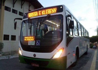 Casal de motoristas leva convidados de casamento em ônibus para festa