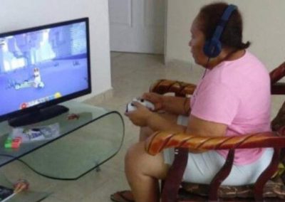 Avó ganha videogame de presente e fica viciada em jogo online