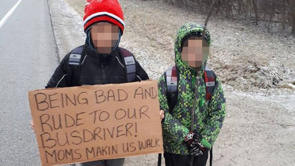 Crianças ofendem motorista de ônibus e mãe as faz andar até escola