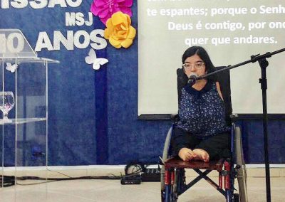 Jovem com deficiência conquista Brasil com palestras motivacionais