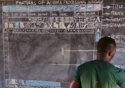 Microsoft ajuda professor africano que ensina alunos a mexer no Word